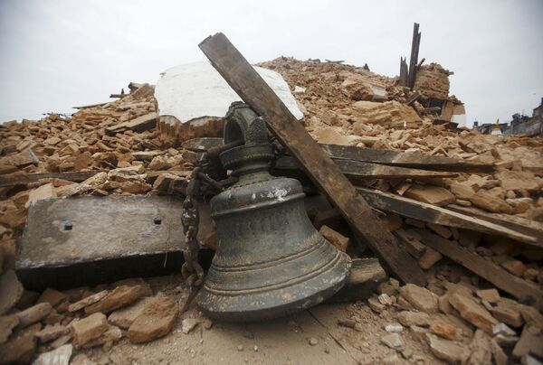 Колокол среди обломков храма, рухнувшего после землетрясения в Катманду - Sputnik Беларусь