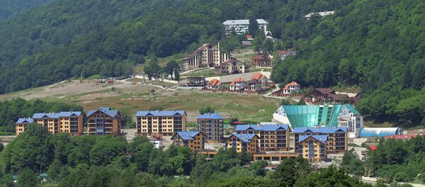 Вид с хребта Грушевый в Сочи на жилой комплекс Катерина Альпик, учебный центр МЧС (полукруглое здание с зеленым остеклением), и филиал санатория Беларусь (на горе) - Sputnik Беларусь