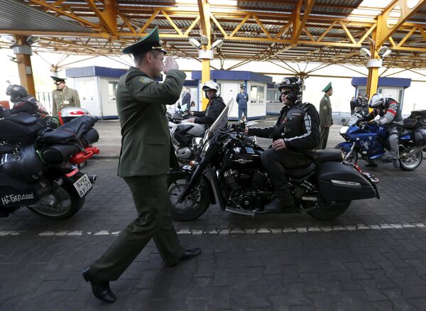 Белорусский пограничник отдает честь участнику мотопробега в честь 70-летия Победы - Sputnik Беларусь