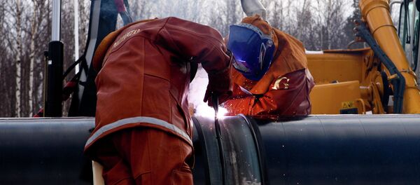 Сварка стыка трубы нефтепровода, архивное фото - Sputnik Беларусь