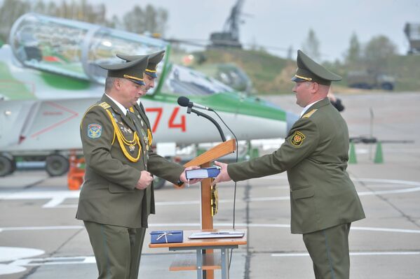 На аэродроме в Лиде прошли торжественные мероприятия, посвященные вручению личному составу 116-й гвардейской штурмовой авиационной базы новых учебно-боевых самолетов Як-130 - Sputnik Беларусь