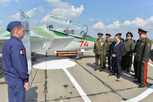 Премьер-министр Андрей Кобяков посетил военный аэродром под Лидой - Sputnik Беларусь