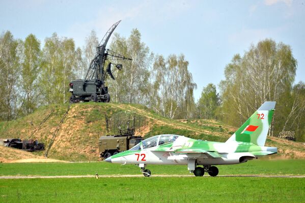 Комплекс управляемого и неуправляемого вооружения позволяет эффективно применять Як-130 в ходе обучения и при решении боевых задач - Sputnik Беларусь
