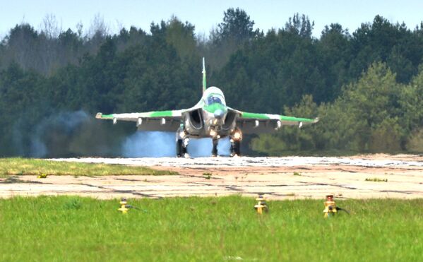 Высокий ресурс и низкая стоимость эксплуатации Як-130 минимизируют расходы на обучение и поддержание боеспособности пилотов боевой авиации - Sputnik Беларусь