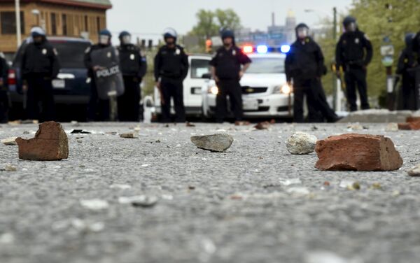 Обломки кирпичей, которыми протестующие забрасывали полицию в Балтиморе. - Sputnik Беларусь