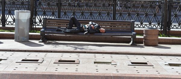 Человек на скамейке в Минске, архивное фото - Sputnik Беларусь