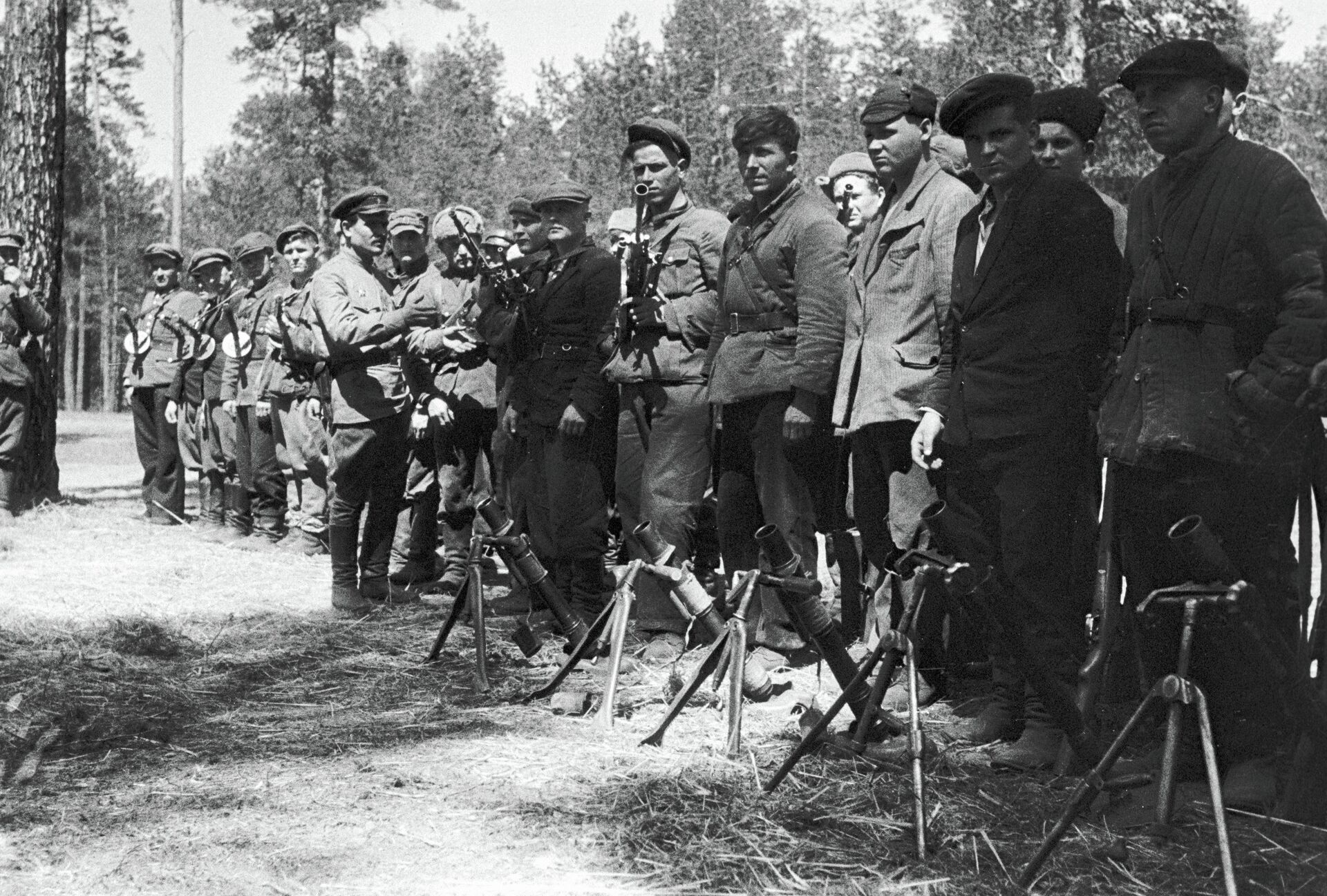 Белорусские партизаны перед боевой операцией - Sputnik Беларусь, 1920, 21.06.2022