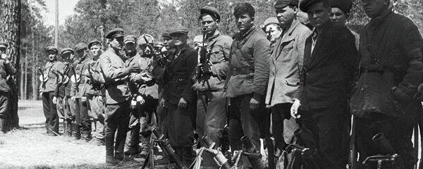 Белорусские партизаны перед боевой операцией - Sputnik Беларусь