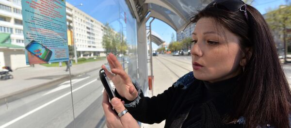 Девушка с телефоном - Sputnik Беларусь