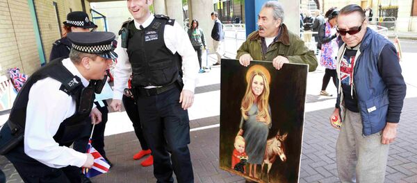 Жители Лондона в ожидании рождения ребенка Уильяма и Кейт Жители Лондона в ожидании рождения ребенка Уильяма и Кейт - Sputnik Беларусь