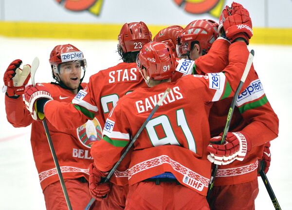 Игроки сборной Беларуси радуются забитой шайбе - Sputnik Беларусь