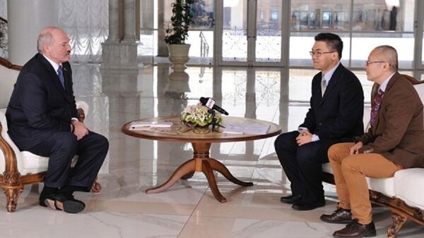 Президент Беларуси во время интервью китайскому информационному агентству Синьхуа - Sputnik Беларусь