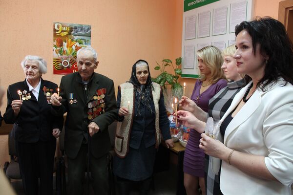 Работники нотариальной конторы №2 поздравили ветеранов Великой Отечественной - Sputnik Беларусь