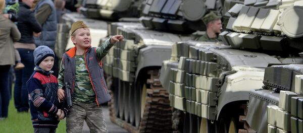 Минчане наблюдают за прохождением колонны военной техники по улицам Минска во время репетиции парада в честь 70-летия Победы - Sputnik Беларусь