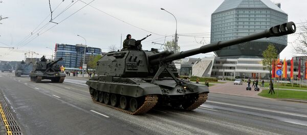 Минчане наблюдают за прохождением колонны военной техники по улицам Минска во время репетиции парада в честь 70-летия Победы - Sputnik Беларусь