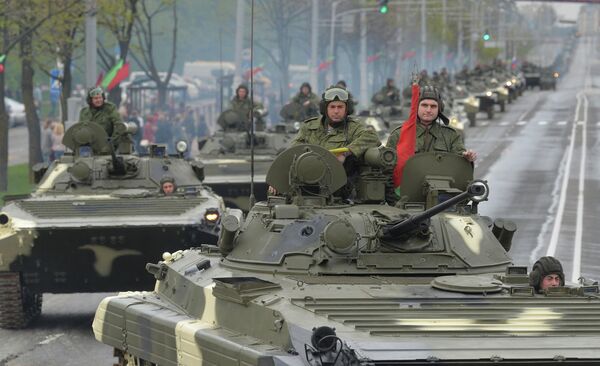 Минчане наблюдают за прохождением колонны военной техники по улицам Минска во время репетиции парада в честь 70-летия Победы - Sputnik Беларусь