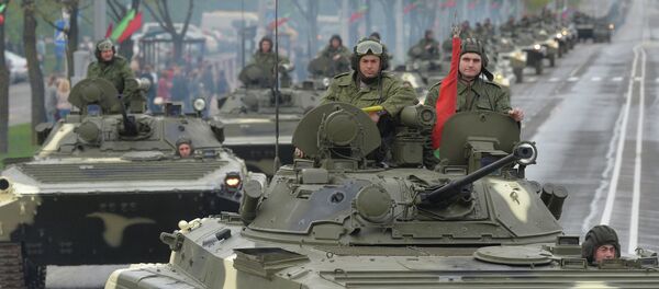 Мінчане назіраюць за праходжаннем калоны ваеннай тэхнікі па вуліцах Мінска падчас рэпетыцыі параду ў гонар 70-годдзя Перамогі Мінчане назіраюць за праходжаннем калоны ваеннай тэхнікі па вуліцах Мінска падчас рэпетыцыі параду ў гонар 70-годдзя Перамогі - Sputnik Беларусь