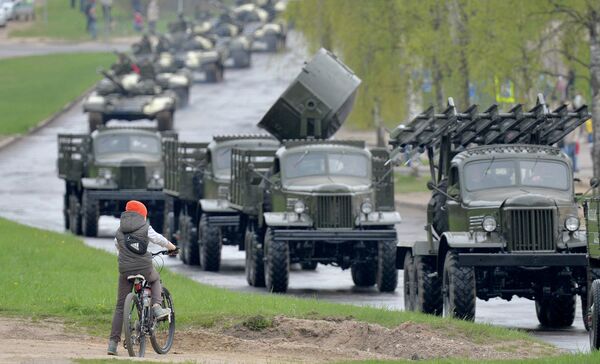 Колонна военной техники проходит по улицам Минска во время репетиции парада в честь 70-летия Победы - Sputnik Беларусь