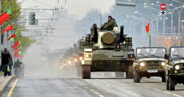 Колонна военной техники проходит по улицам Минска во время репетиции парада в честь 70-летия Победы - Sputnik Беларусь