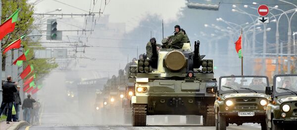Калона ваеннай тэхнікі праходзіць па вуліцах Мінска падчас рэпетыцыі параду ў гонар 70-годдзя Перамогі - Sputnik Беларусь