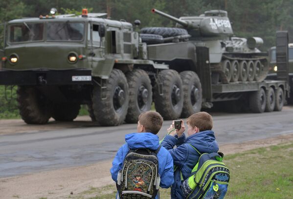 Минчане наблюдают за прохождением колонны военной техники по улицам Минска - Sputnik Беларусь