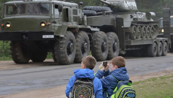 Минчане наблюдают за прохождением колонны военной техники по улицам Минска - Sputnik Беларусь