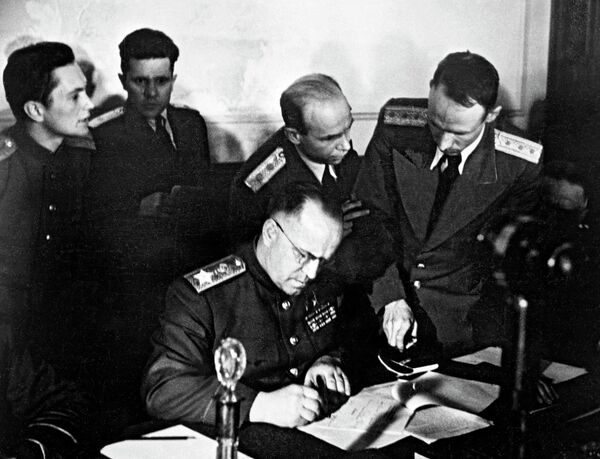 Маршал Советского Союза Г.К.Жуков подписывает Акта о безоговорочной капитуляции гитлеровской Германии. 8 мая 1945 года - Sputnik Беларусь