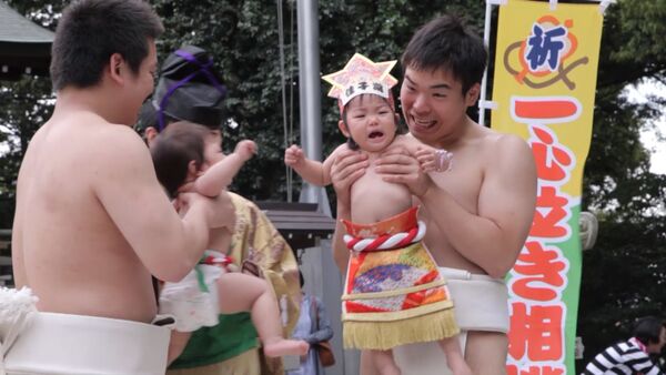 СПУТНИК_Борцы сумо громкими криками заставляли малышей плакать на фестивале в Японии - Sputnik Беларусь