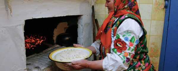 Жыхарка вёскі Пагост Гомельскай вобласці ставіць у печ пірог - Sputnik Беларусь