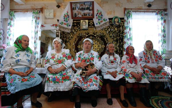 Жительницы деревни Погост Гомельской области готовятся к народному празднику. - Sputnik Беларусь