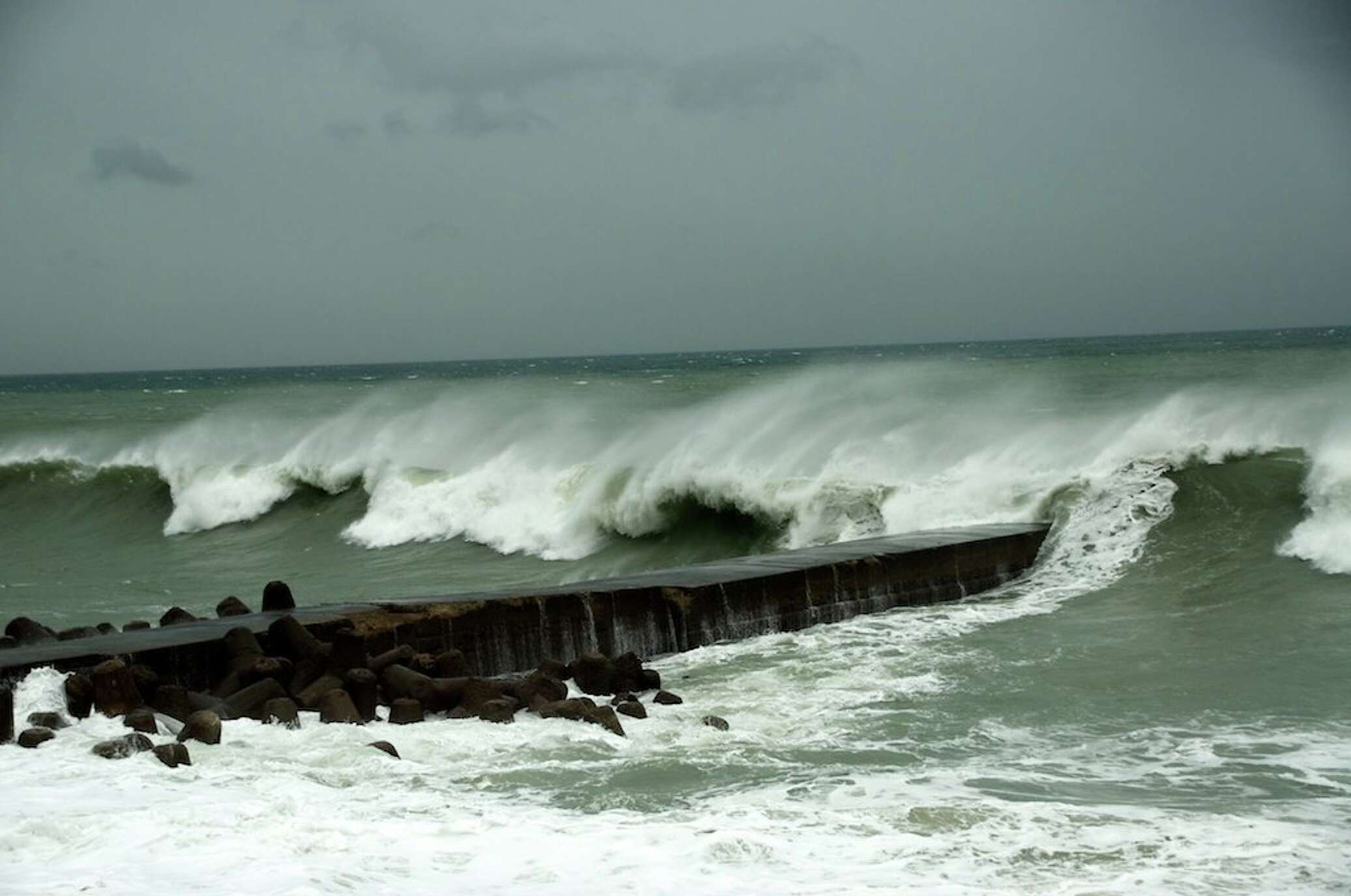 Приливная волна славы. Окинава ЦУНАМИ. Ветровые Нагоны Азовское море. Нагонные наводнения. Штормы и наводнения.