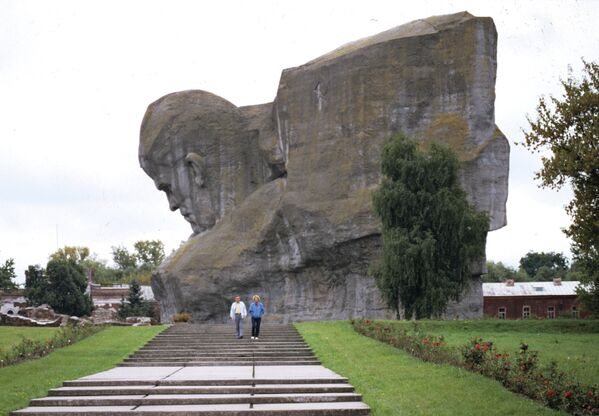 Центральная часть мемориала созданного в Брестской крепости - Sputnik Беларусь