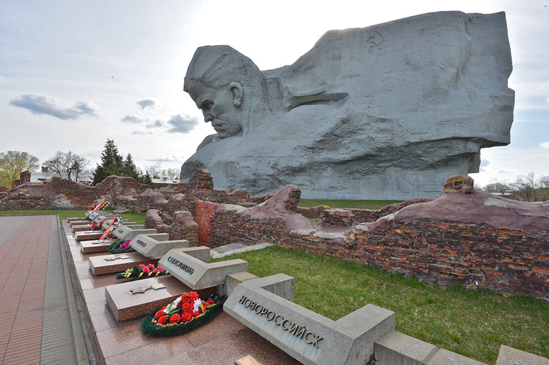 Главный монумент - Sputnik Беларусь, 1920, 26.04.2023