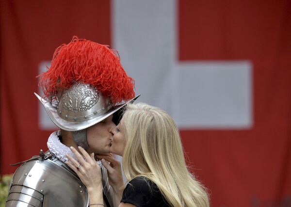 Швейцарский гвардеец Ватикана целует свою жену перед принятием присяги 6 мая 2015 года - Sputnik Беларусь