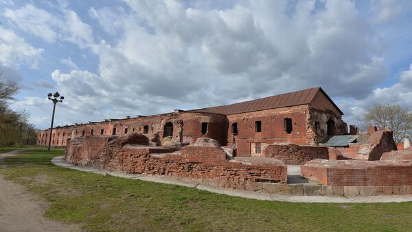 Руины здания кольцевой казармы - Sputnik Беларусь
