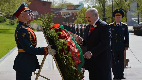 Президент Республики Беларусь Александр Лукашенко на церемонии возложения цветов к Могиле Неизвестного солдата у Кремлёвской стены - Sputnik Беларусь