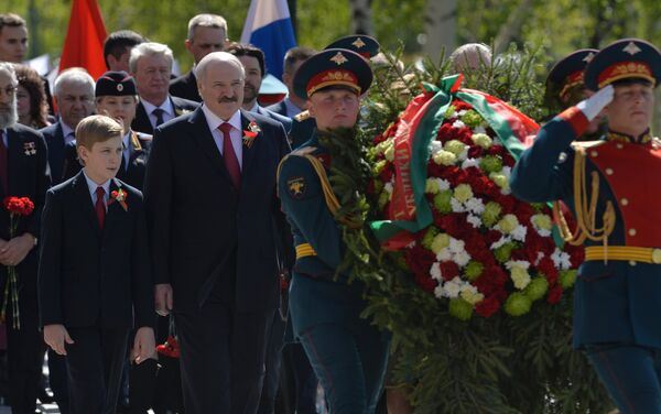 Александр Лукашенко с сыном Николаем на церемонии возложения цветов к могиле Неизвестного солдата у Кремлевской стены - Sputnik Беларусь
