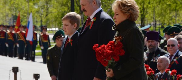 Церемония возложения цветов к Могиле Неизвестного солдата президентом Республики Беларусь А.Лукашенко Церемония возложения цветов к Могиле Неизвестного солдата президентом Республики Беларусь А.Лукашенко - Sputnik Беларусь