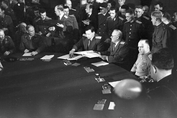 Подписание Акта о безоговорочной капитуляции фашистской Германии в 1945 году Подписание Акта о безоговорочной капитуляции фашистской Германии в 1945 году - Sputnik Беларусь