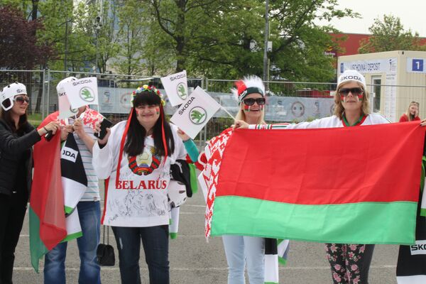 Хоккейные болельщицы из Беларуси фотографируются с национальным флагом возле стадиона CEZ-Арена в Остраве - Sputnik Беларусь