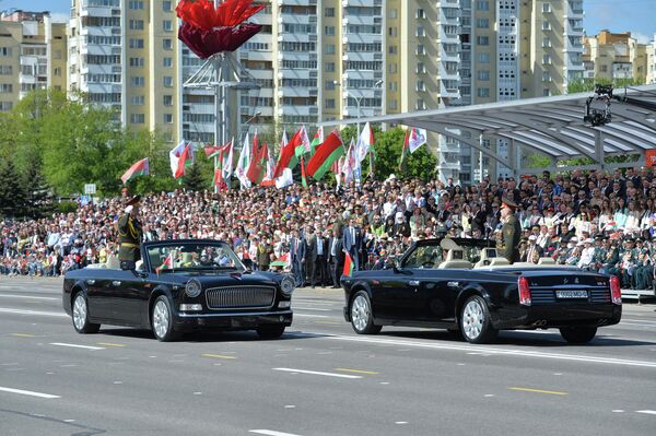 А. Равков принимает парад на китайском лимузине FAW - Sputnik Беларусь
