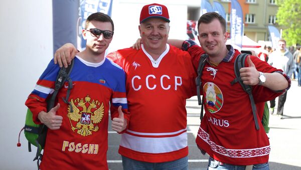 При любом исходе - победит дружба! Хоккейные болельщики перед матчем Беларусь - Россия - Sputnik Беларусь
