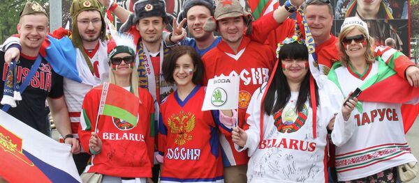 Белорусские и российские болельщики перед хоккейным матчем Беларусь - Россия - Sputnik Беларусь