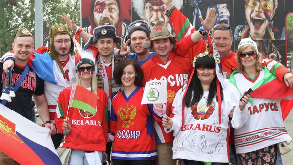 Белорусские и российские болельщики перед хоккейным матчем Беларусь - Россия - Sputnik Беларусь
