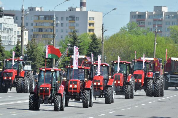 Тракторы Беларус на параде в Минске - Sputnik Беларусь