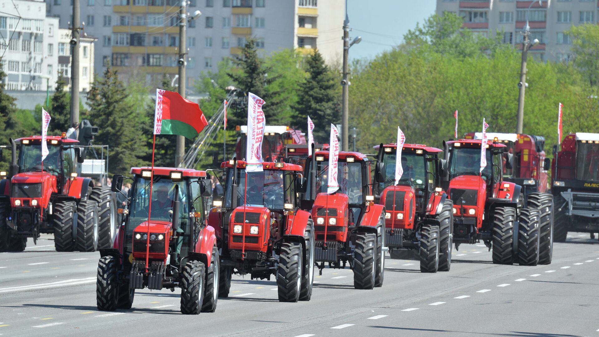 Тракторы Беларус на параде в Минске - Sputnik Беларусь, 1920, 09.12.2022