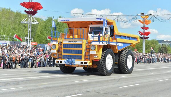 Самосвал БелАЗ на параде в Минске - Sputnik Беларусь