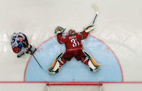 Сергей Широков бьет буллит в матче сборных Беларуси и России на ЧМ в Чехии Сергей Широков бьет буллит в матче сборных Беларуси и России на ЧМ в Чехии - Sputnik Беларусь