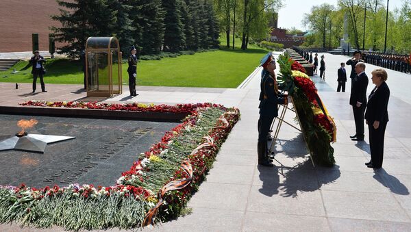 Церемония возложения цветов к могиле Неизвестного солдата президентом РФ В.Путиным и канцлером Германии А.Меркель - Sputnik Беларусь