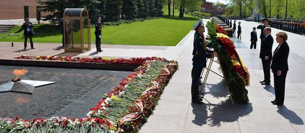 Церемония возложения цветов к могиле Неизвестного солдата президентом РФ В.Путиным и канцлером Германии А.Меркель - Sputnik Беларусь